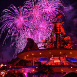 Город Фиолетовый фейерверк над городом с красной подсветкой аватар