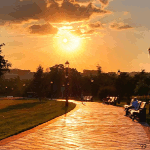 Город Красивый парк в лучах заходящего солнца аватар
