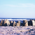 Город Маленьки замок из песка на фоне моря аватар