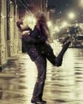 Город Счастливая пара на улице на мокрой мостовой аватар