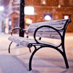 Город Падающий снег на заснеженную скамейку на городской улице аватар
