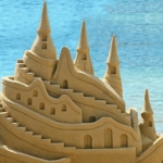 Город Песчаный замок на фоне голубого моря аватар