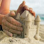 Город Руки закрывают маленький песочный замок аватар