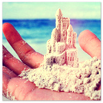Город Маленький песчаный замок на руке, на фоне моря аватар