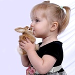 Дети Девочка с маленьким кроликом аватар