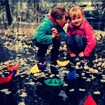 Дети Девочки пускают цветные корабли из бумаги на воду аватар