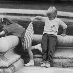 Дети Интерес,мальчик смотрит девочке под юбку аватар