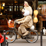 Зайцы В костюме зайца за покупками на велосипеде аватар