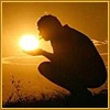 Рассветы, закаты Закатное солнце на ладошке у молодого человека аватар