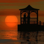 Рассветы, закаты Влюблённые в беседке на фоне заката аватар