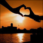 Рассветы, закаты Влюблённые сложили руки сердечком на фоне заката аватар