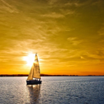 Рассветы, закаты Парусная яхты плывет по морю на фоне заката аватар