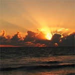 Рассветы, закаты Закат на море пробивается сквозь облака аватар