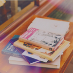 Книги, библиотека Книги на столе аватар