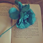 Книги, библиотека Бирюзовый обруч с розой на книге аватар