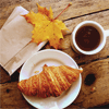 Листья, листва, трава Осенний лист на столе рядом с завтраком аватар