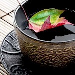 Листья, листва, трава Осенний листик плавает в чашке аватар