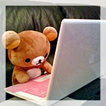 Медведи Мишка за ноутбуком с розовой клавиатурой аватар