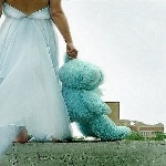 Медведи Девушка в белом свадебном платье и плюшевый мишка аватар