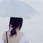 Море Девочка с зонтом стоит у моря аватар