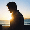 Море На фоне заходящего над морем солнца силуэт мужчины аватар