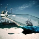 Море Парусник на море виден через бутылку на берегу аватар