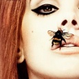 Насекомые, жучки, паучки Девушка с пчелой на губах аватар
