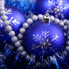 Новый год и Рождество Синие шары лежат среди нитей жемчуга аватар