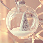 Новый год и Рождество Снег идет внутри елочной игрушки аватар