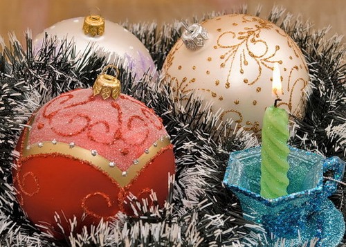 Новый год и Рождество С Новым годом! Разноцветные шары и свеча аватар