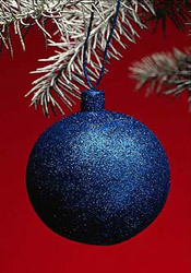 Новый год и Рождество Синий новогодний шарик на красном фоне аватар