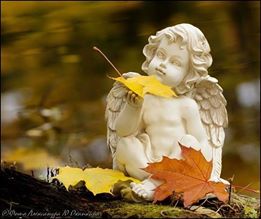 Осень Ангел держит лист клена на ладошке аватар