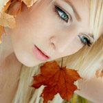 Осень Девушка с кленовым листом,  раскрашенным осенью аватар