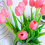 Букеты цветов Розовые тюльпаны на фоне белой стены с узорами аватар