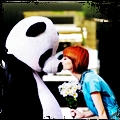 Панды Девушка целует человека в костюме панды аватар
