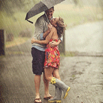 Погода Пара стоит под зонтом под проливным дождем аватар