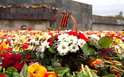 Праздники патриотические Георгиевская ленточка на цветах аватар