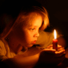 Салют, свечи, фонари Ребёнок задумчиво смотрит на свечу аватар