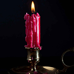 Салют, свечи, фонари Розовая свечка стоит в черном подсвечнике аватар