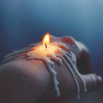 Салют, свечи, фонари Свеча расплавилась на руке человека, она еще горит аватар