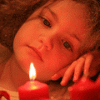 Салют, свечи, фонари Девочка смотрит на свечу аватар