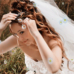 Свадьба Невеста прикалывает заколку в виде ромашек аватар