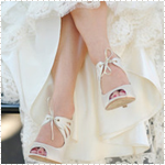 Свадьба Невеста сидит нога на ногу, показав всем свои туфельки аватар