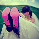 Свадьба Жених держит невесту в туфлях с надписью на подошве i do аватар
