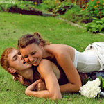 Свадьба Счастливые невеста с женихом обнимаются, лёжа на траве аватар