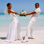 Свадьба Жених и невеста со свадебным букетом на берегу моря аватар