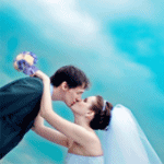 Свадьба Невеста целует жениха на фоне неба аватар
