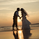 Свадьба Поцелуй невесты на берегу моря на фоне заходящего солнца аватар