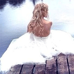 Свадьба Невеста сидит на пирсе аватар