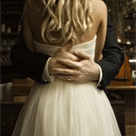 Свадьба Жених обнял невесту аватар
